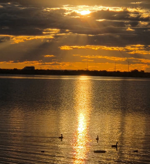 Reflejo del atardecer en el Dique Piscu Yaco, Cortaderas, San Luis