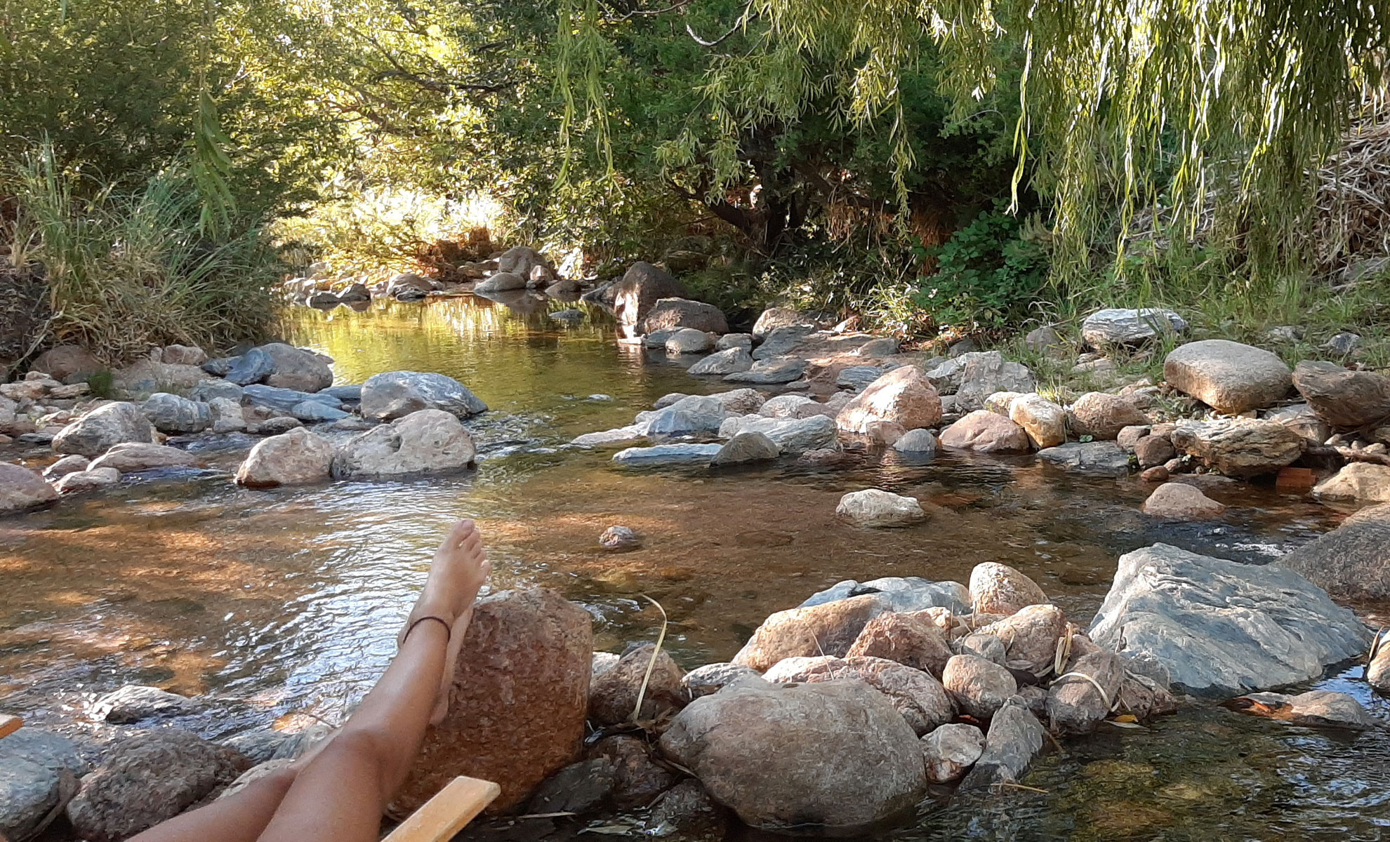 Paisaje serrano de Carpintería San Luis con cielo despejado y vegetación autóctona