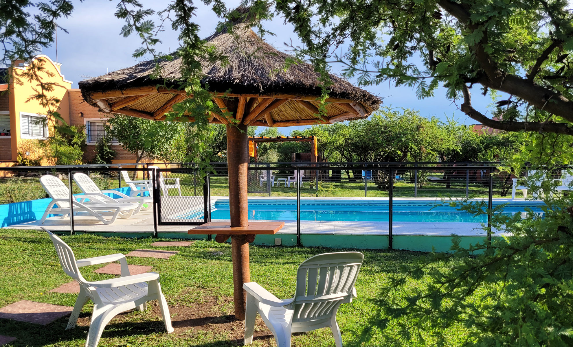 Tarde en la piscina de Punto Serrano, Carpintería